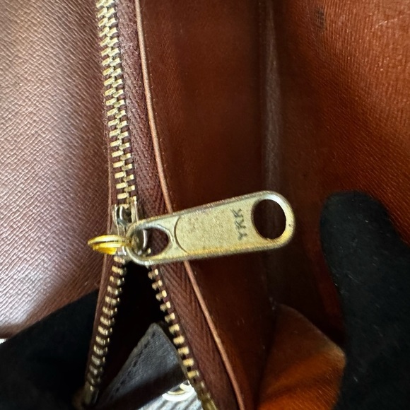 - Louis Vuitton
Vintage LV Monogram Sarah Wallet designed by me hand paint… - Picture 9 of 16